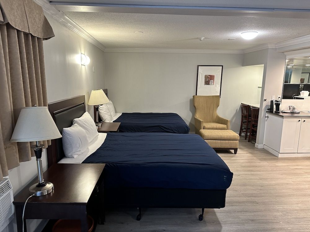 Business Suite, 2 Queen Beds, Non Smoking
