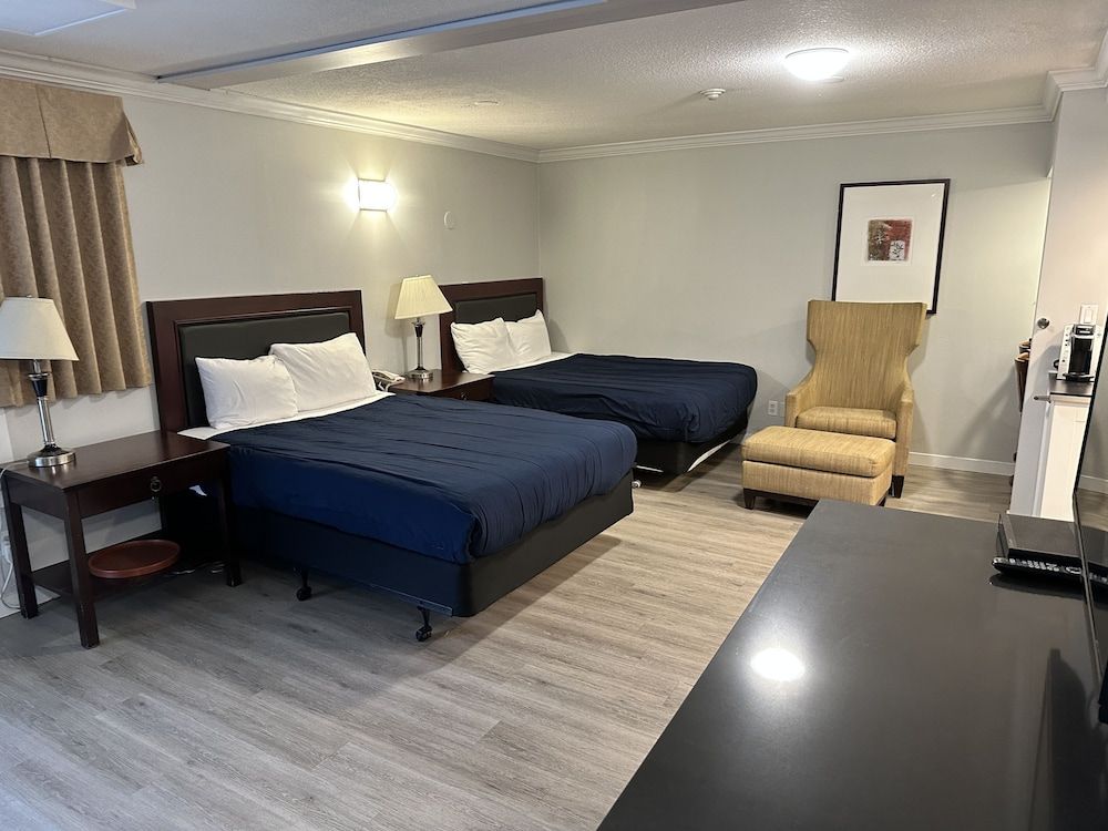 Business Suite, 2 Queen Beds, Non Smoking