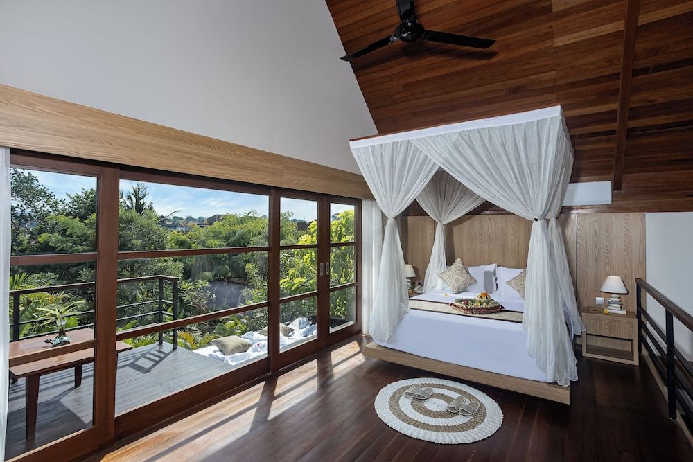 Deluxe, King, 1 Bedroom, Pool View, Patio