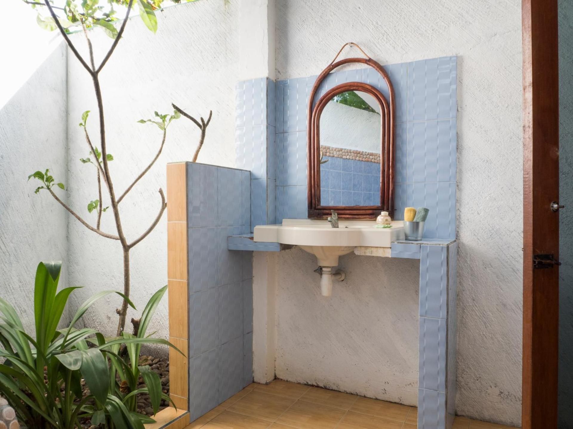 Gili Turtle Beach Resort Deluxe Bungalow 4