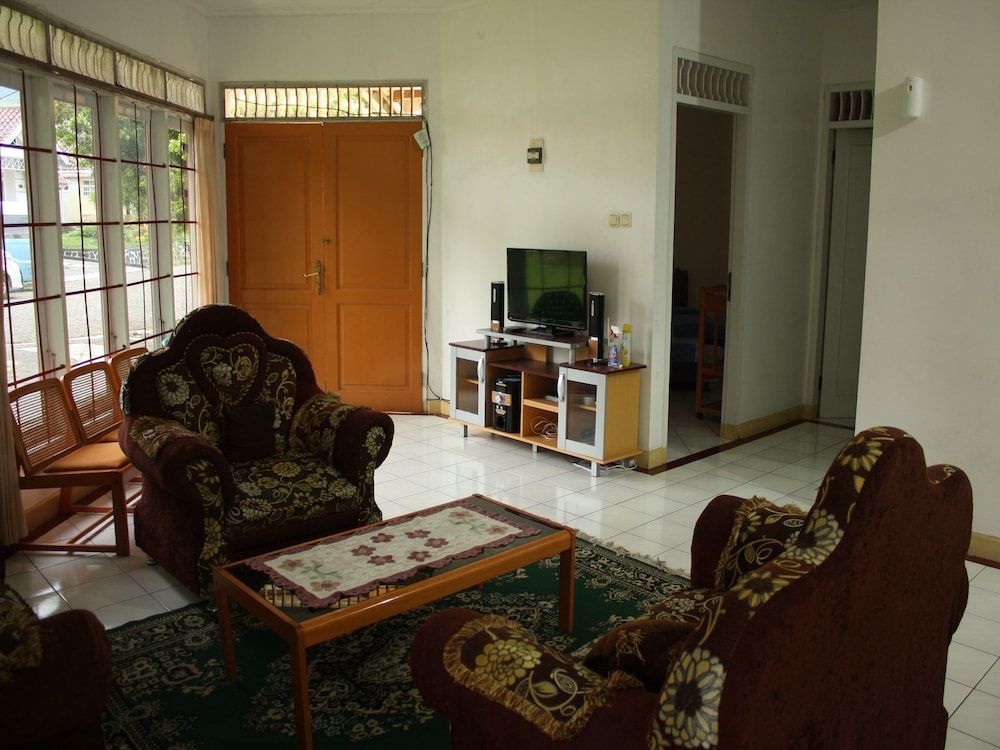 Villa Kota Bunga Melati Villa, 5 Bedrooms 4