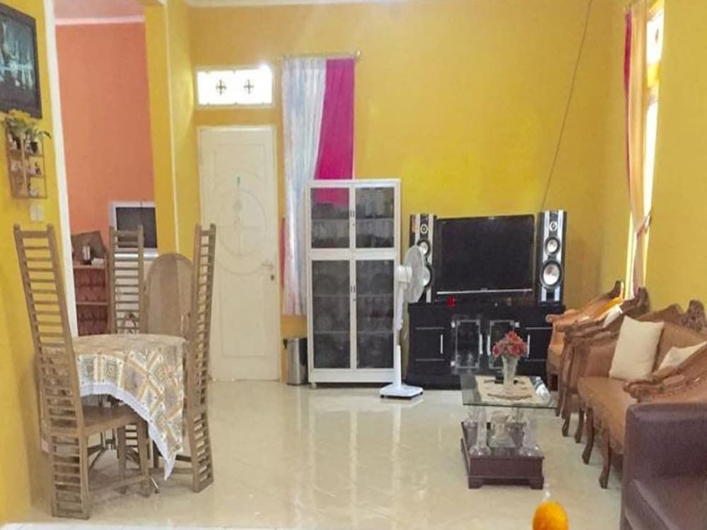 Villa Kota Bunga Camelia House, 3 Bedrooms 6