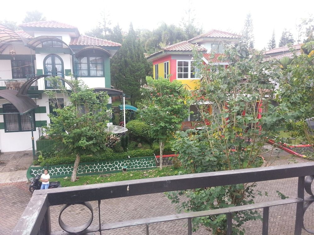 Villa Kota Bunga Camelia House, 5 Bedrooms 3