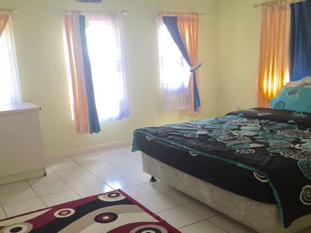 Villa Kota Bunga Camelia House, 3 Bedrooms 2