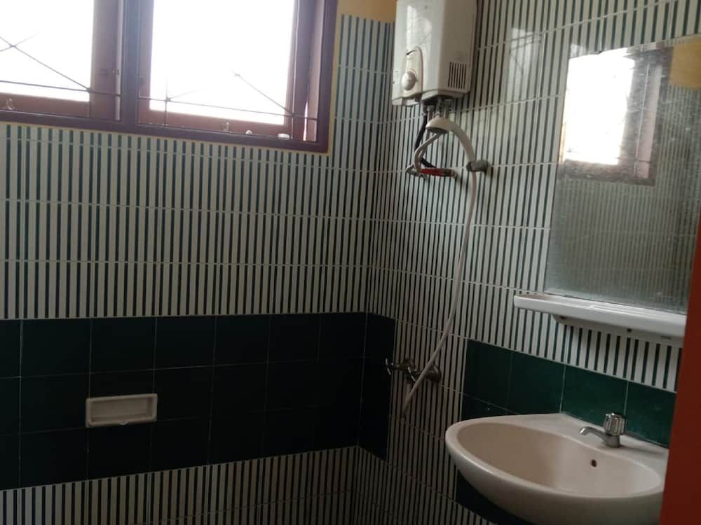 Villa Kota Bunga Azalea Villa, 4 Bedrooms 4