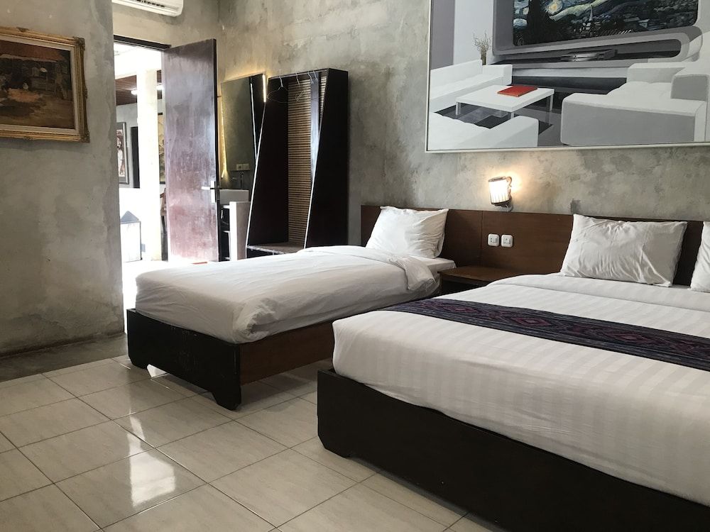 Watu Agung Guest House Deluxe Triple Room 4