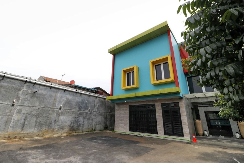 undefined RedDoorz Plus near Halim Perdanakusuma 2 3