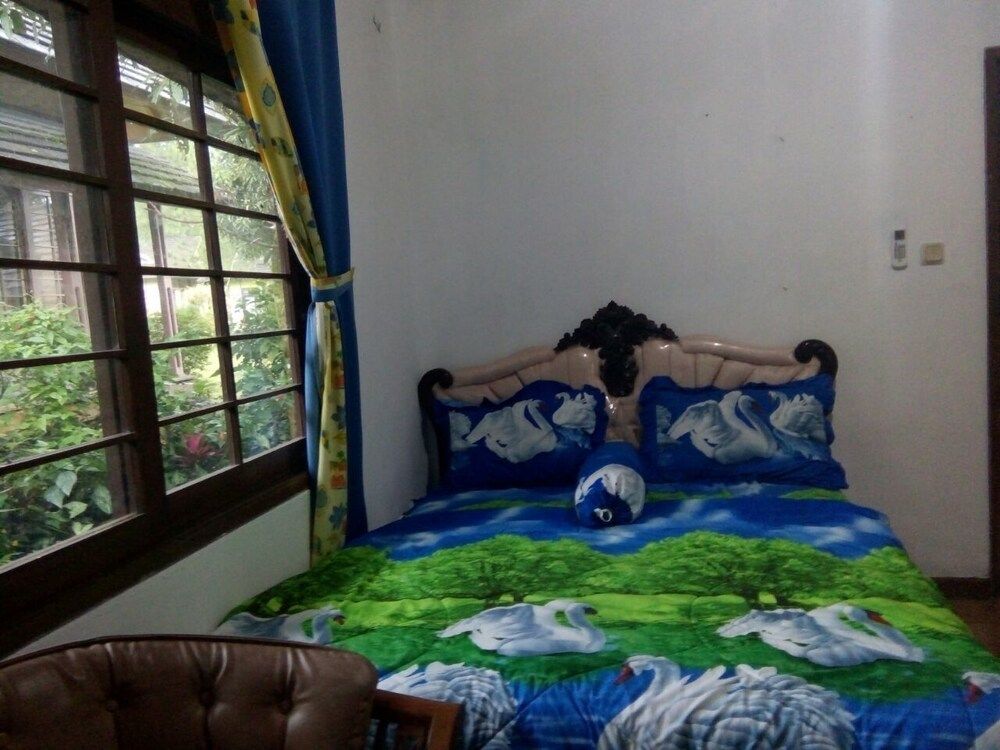 Villa Kota Bunga Seruni House, 4 Bedrooms 3