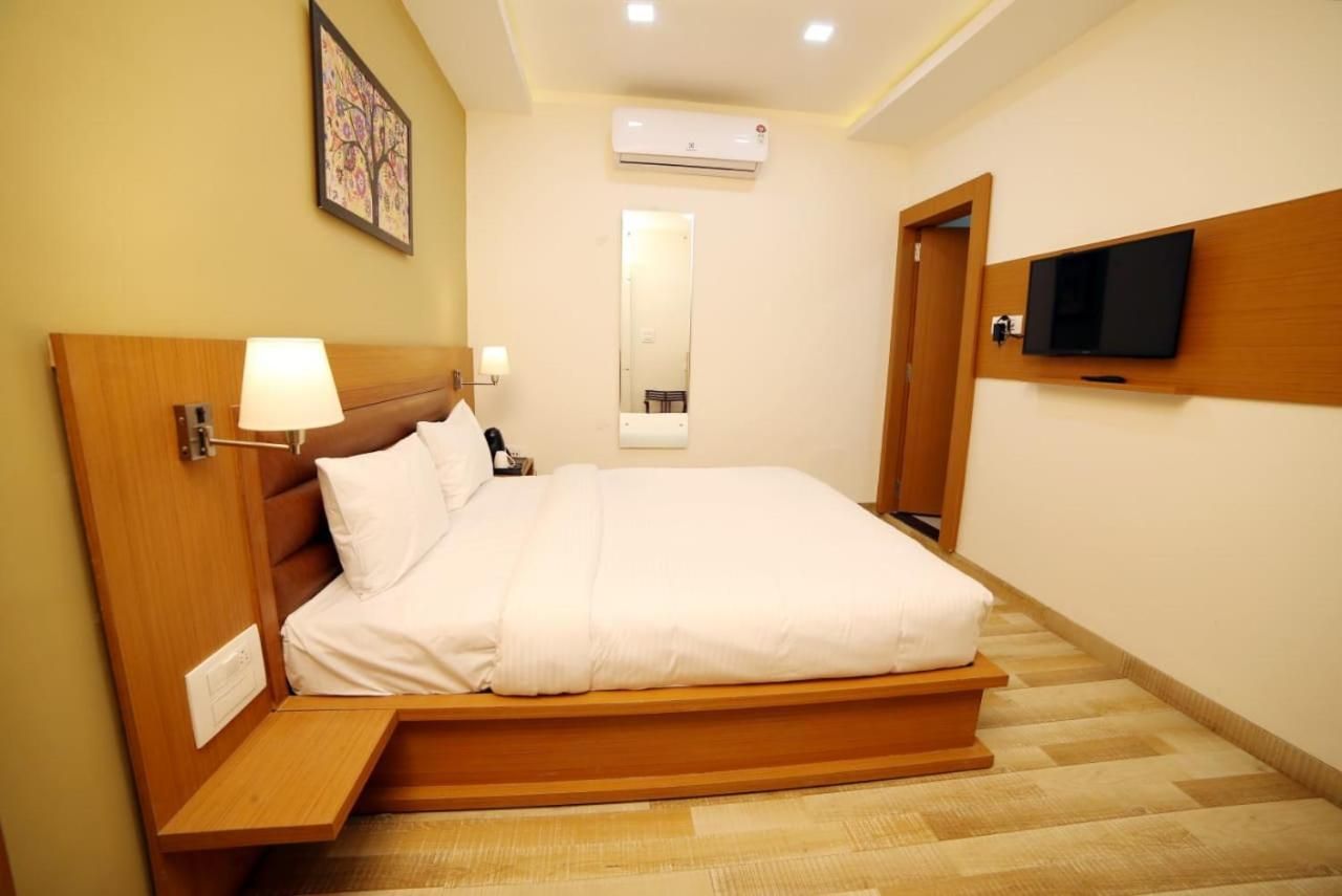 Banyan Hotel & Restro Executive Room Free Wi-Fi with Smart TV 7