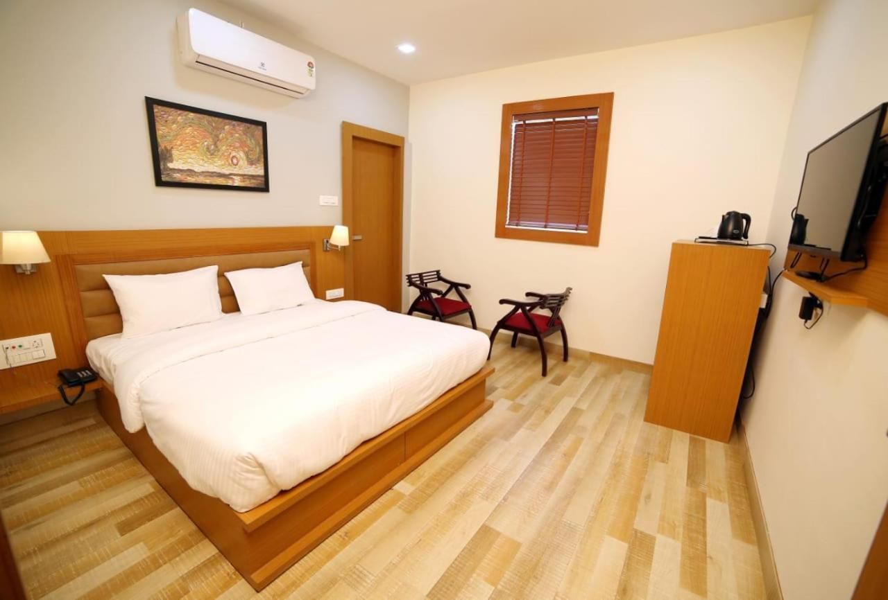 Banyan Hotel & Restro Executive Room Free Wi-Fi with Smart TV 2