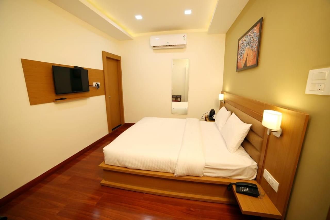 Banyan Hotel & Restro Executive Room Free Wi-Fi with Smart TV 8