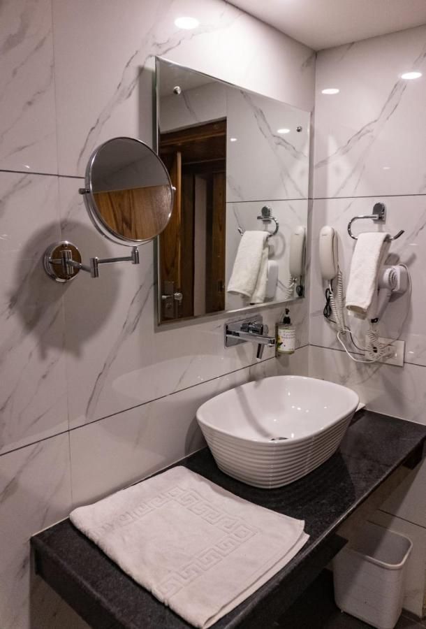 Banyan Hotel & Restro Executive Room Free Wi-Fi with Smart TV 10