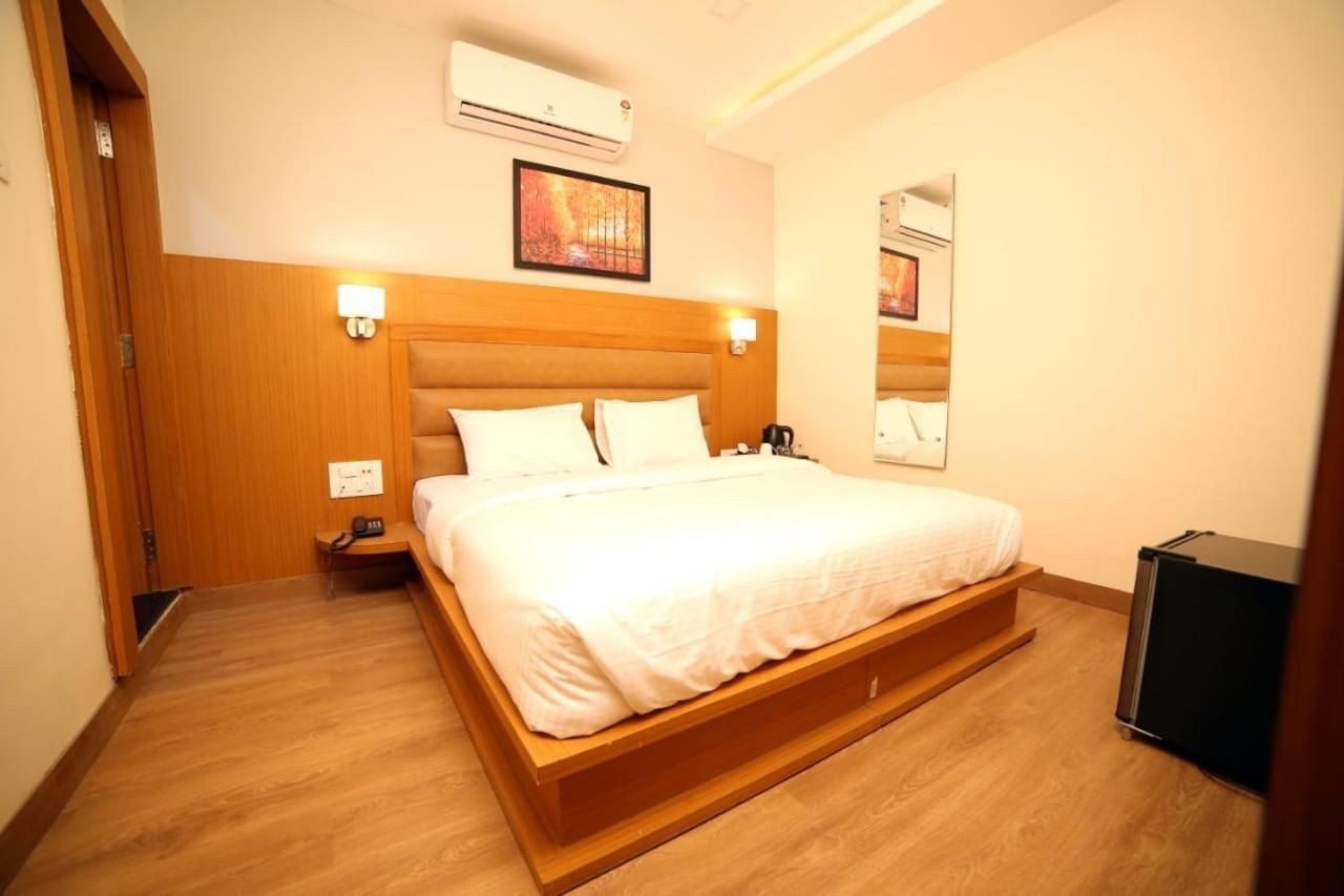 Banyan Hotel & Restro Executive Room Free Wi-Fi with Smart TV 5