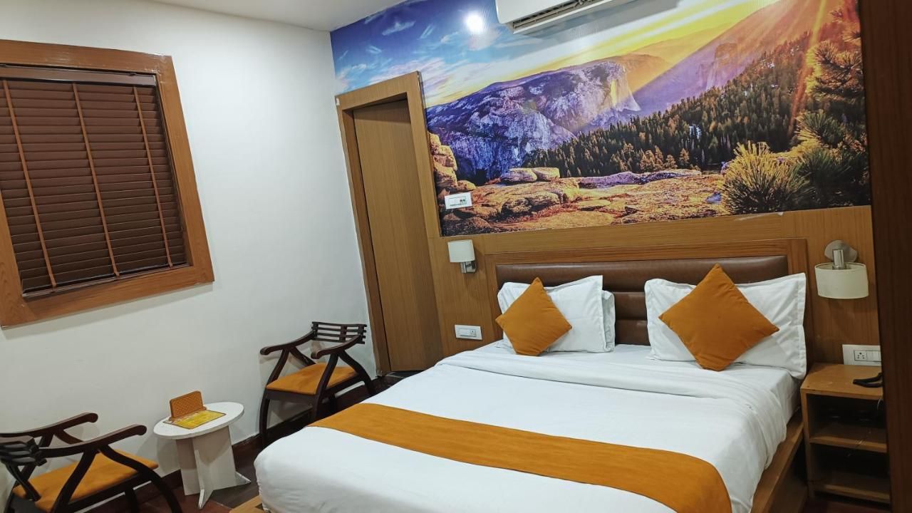 Banyan Hotel & Restro Executive Room Free Wi-Fi with Smart TV 4