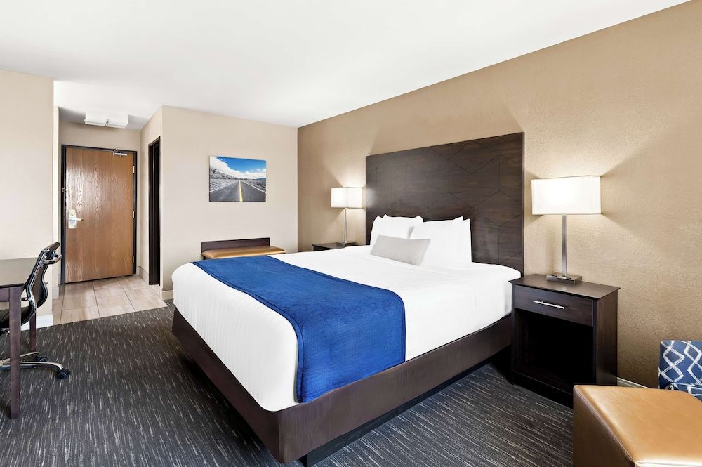 Best Western Snowflake Inn Standard Room, 1 King Bed, Non Smoking, Refrigerator 3