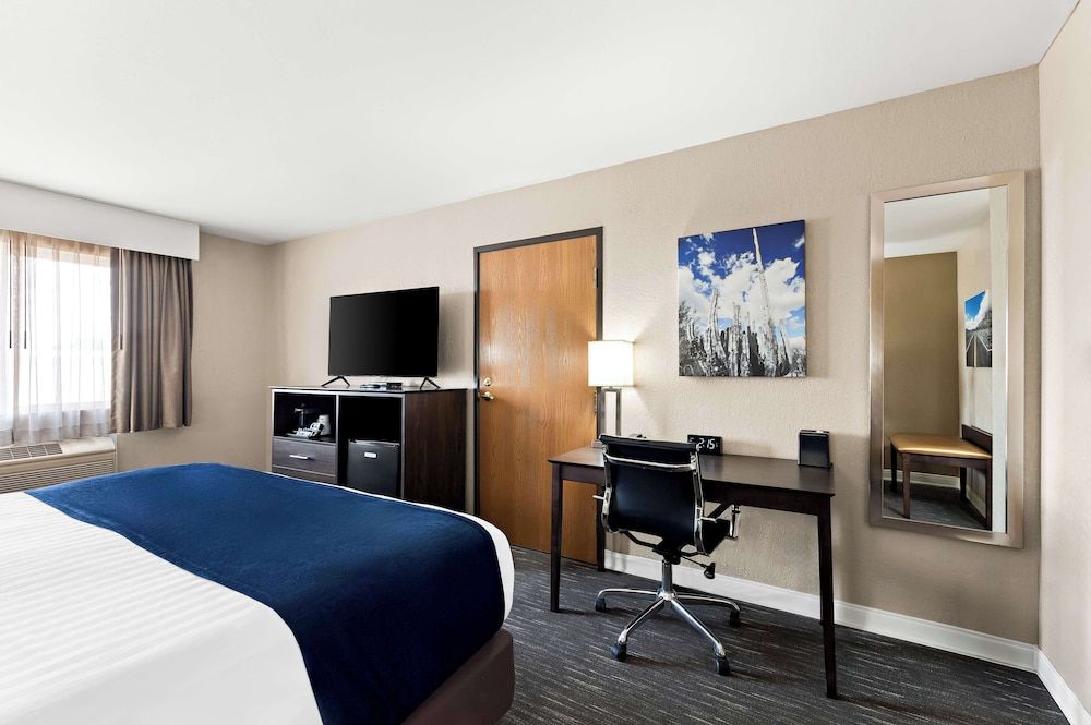 Best Western Snowflake Inn Standard Room, 1 King Bed, Non Smoking, Refrigerator 4