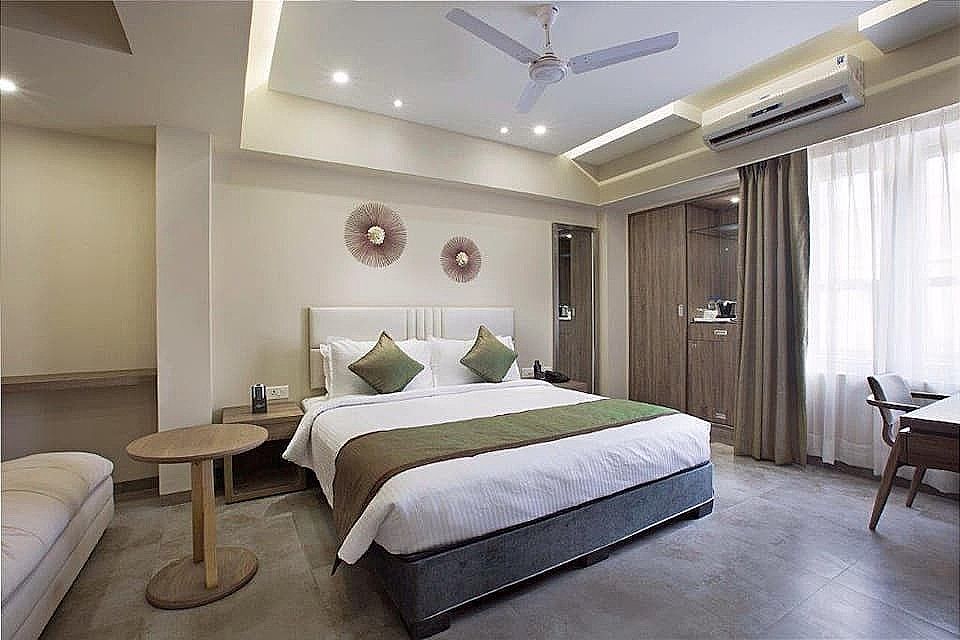 Floressa Randa Business Hotel Deluxe Room 4