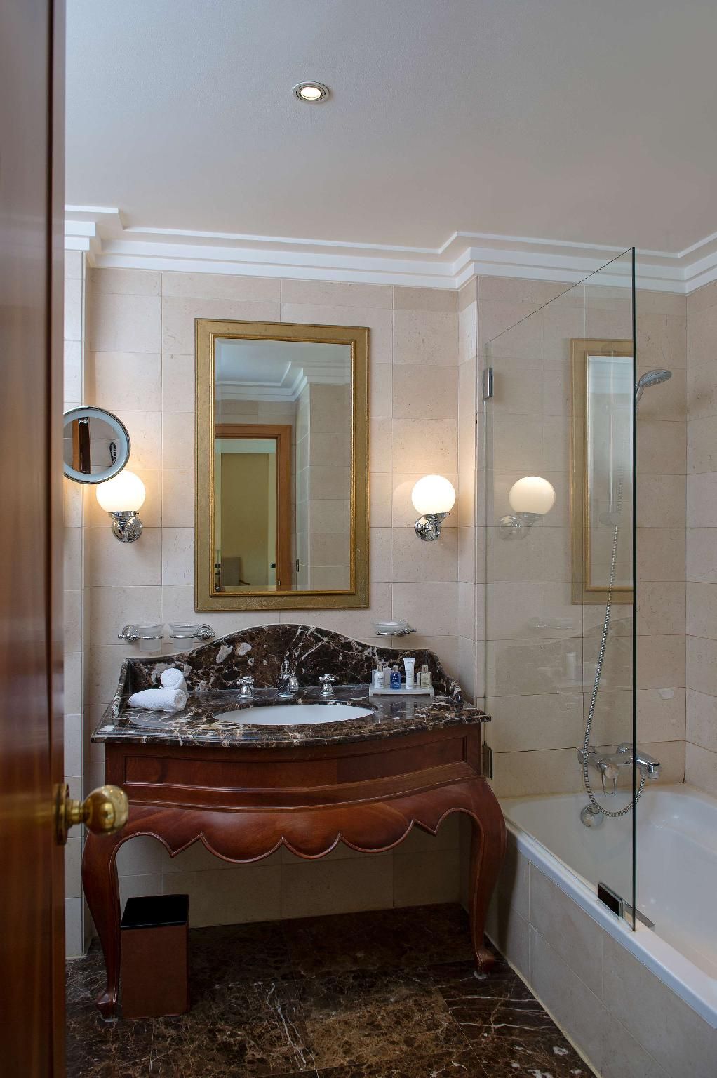 Suite - Lounge Access