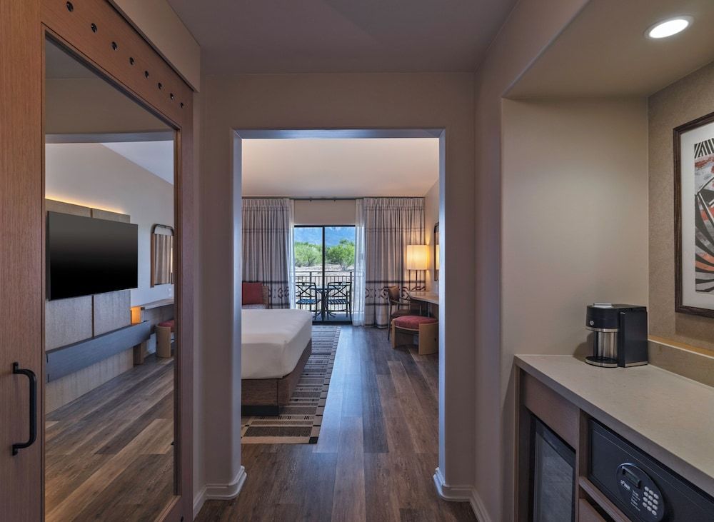 Room, 1 King Bed, Mountain View