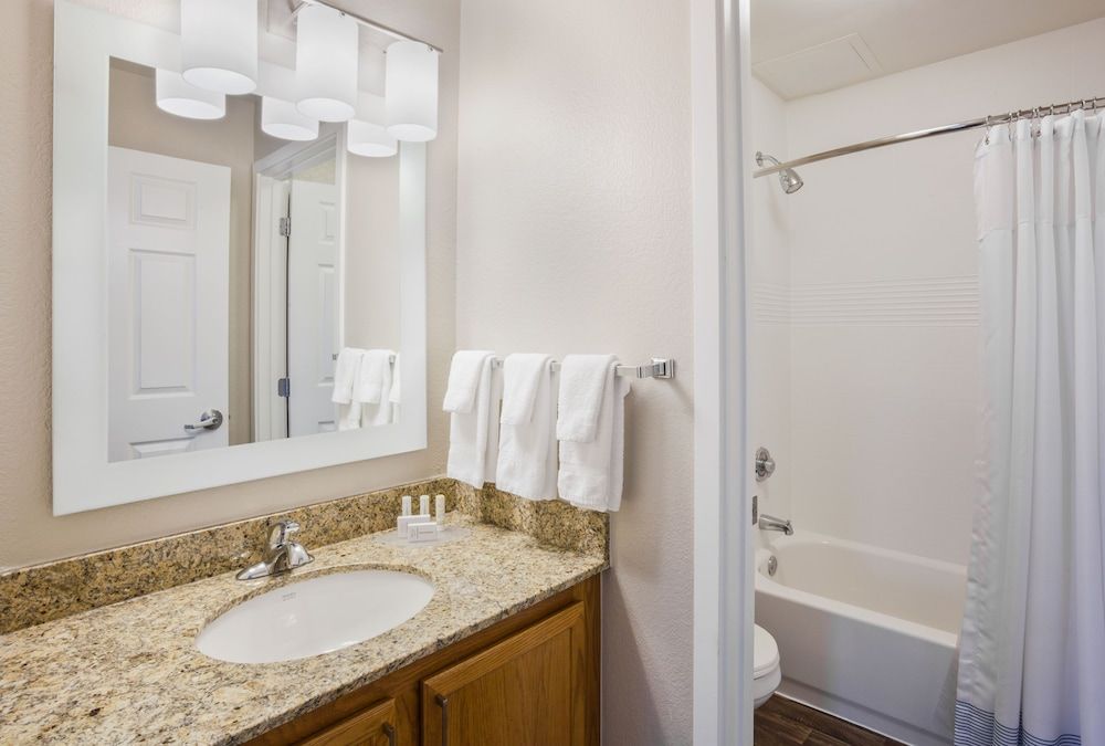 Suite, 2 Bedrooms (Mobility Accessible, Roll-In Shower)