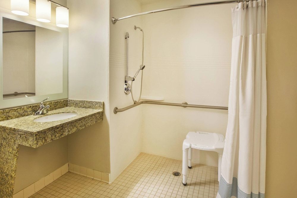 Studio, 1 Queen Bed with Sofa bed (Mobility Accessible, Tub)