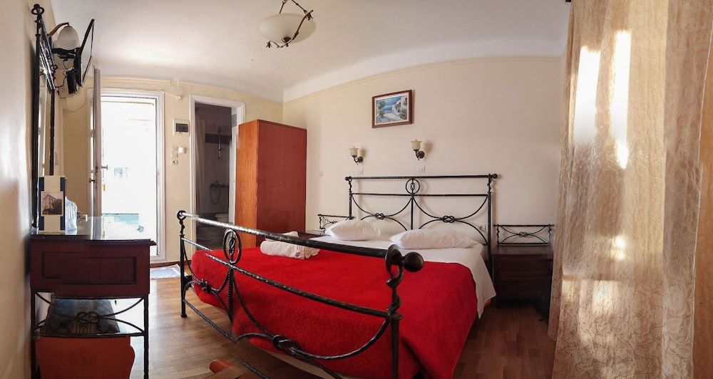 Cecil Hotel Economy Double Room 14