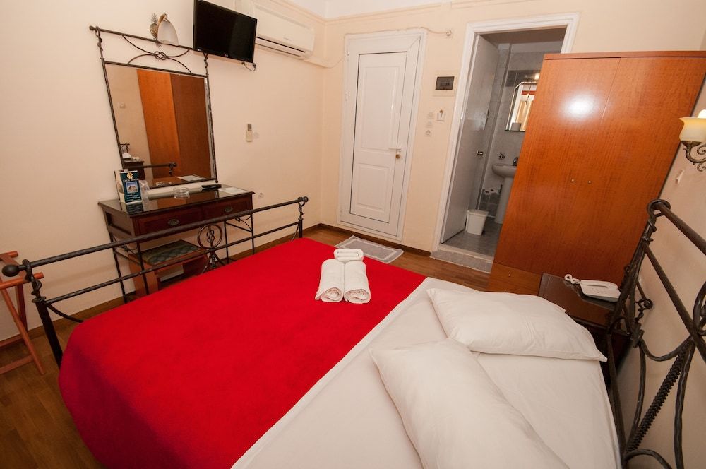 Cecil Hotel Economy Double Room 11