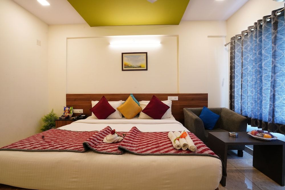 Deluxe Room, 1 King Bed, Hill View