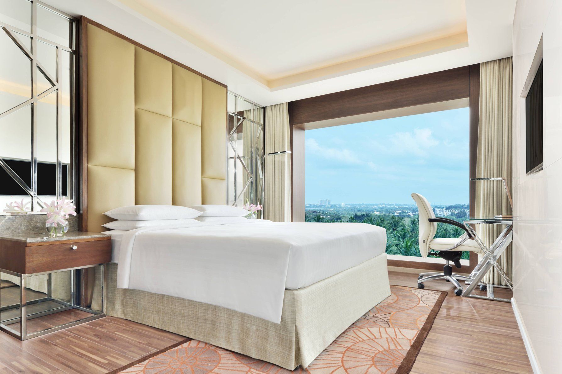 Presidential Suite, Executive lounge access, Suite, 1 King, Lake view