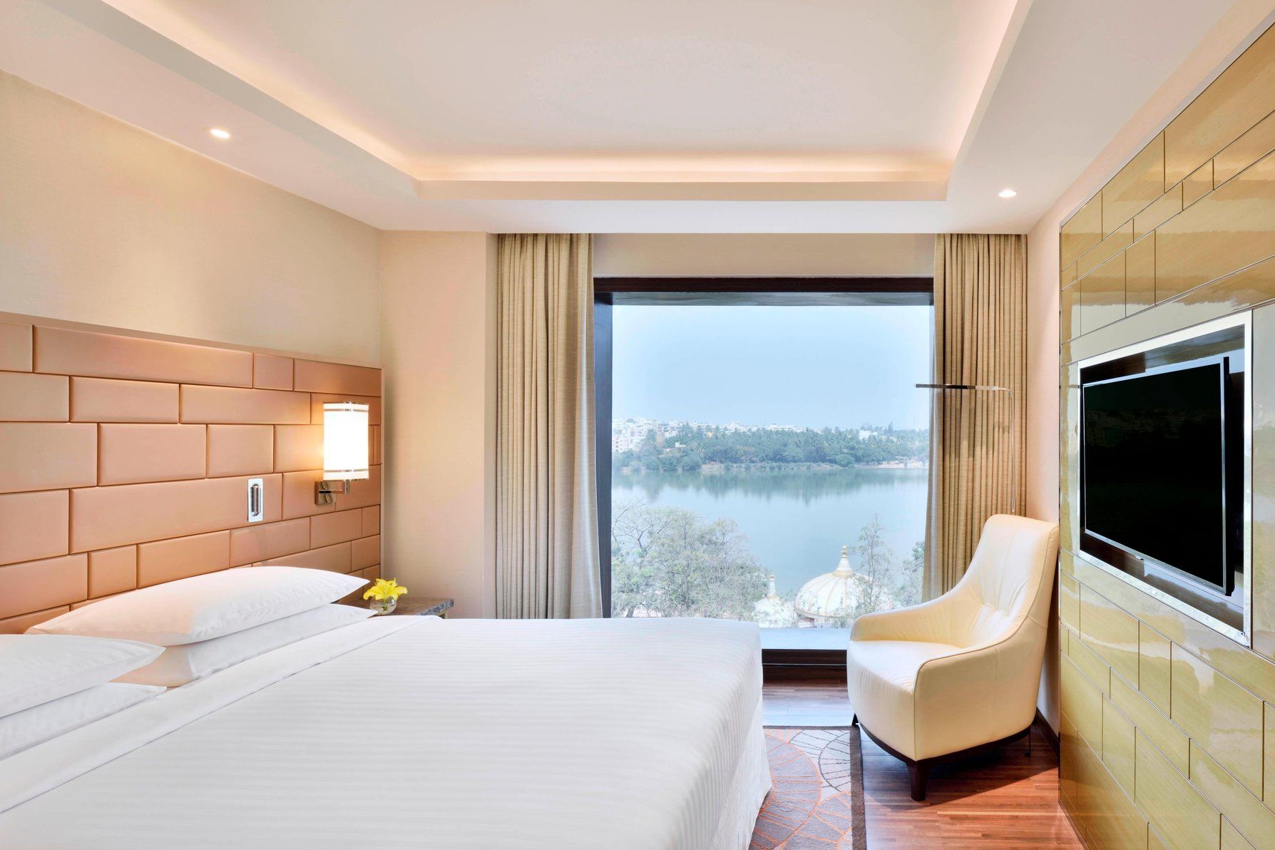 Junior Suite, Executive lounge access, Suite, 1 King, Lake view