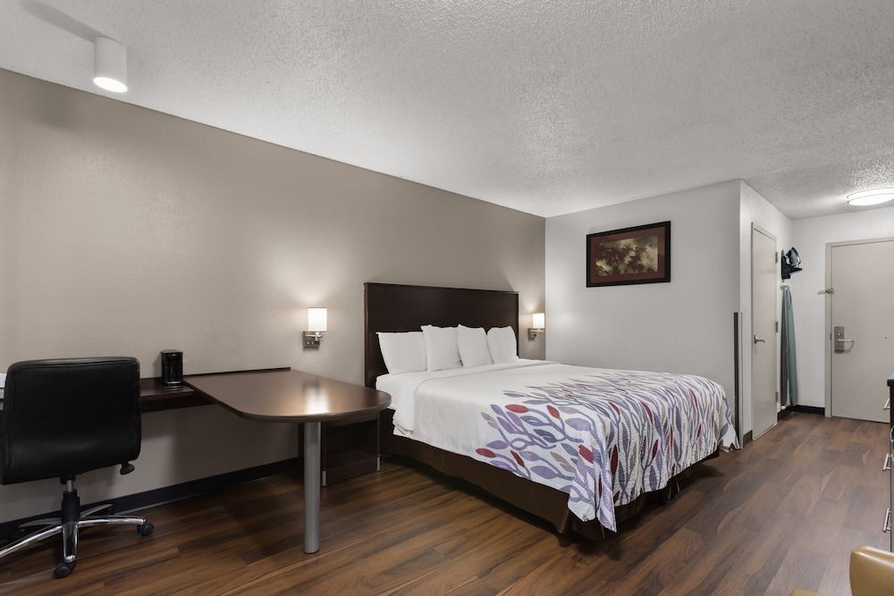 Red Roof Inn & Suites Savannah Airport Superior Room, 1 King Bed, Smoking 2