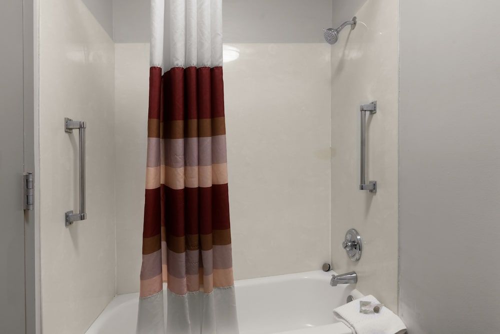 Red Roof Inn & Suites Savannah Airport Superior Room, 1 King Bed, Smoking 4