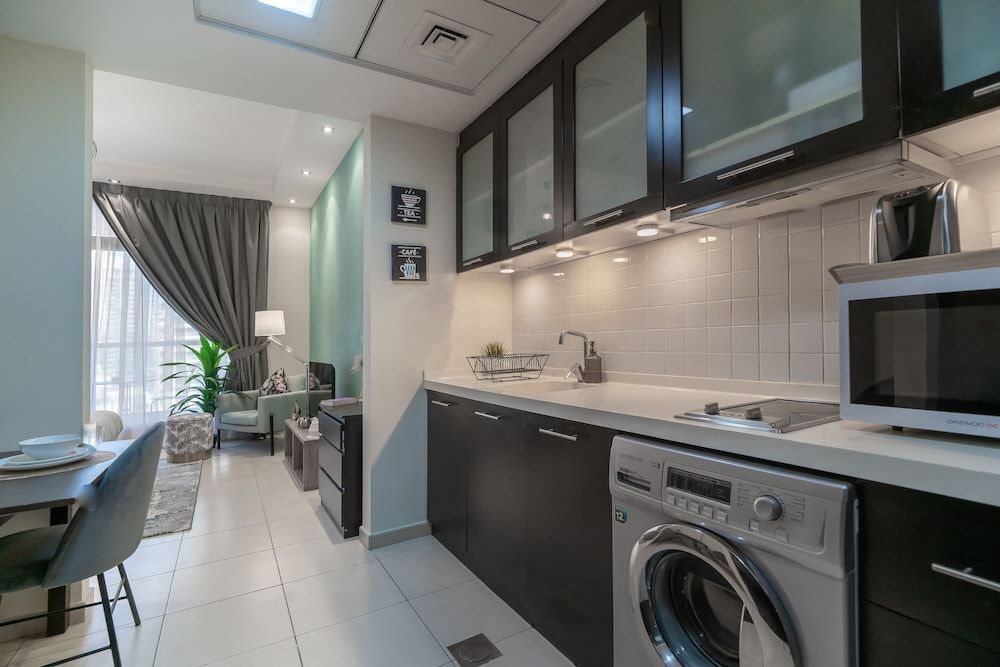 HiGuests - Sky Views   Superior Studio, 1 Queen Bed, City View 5