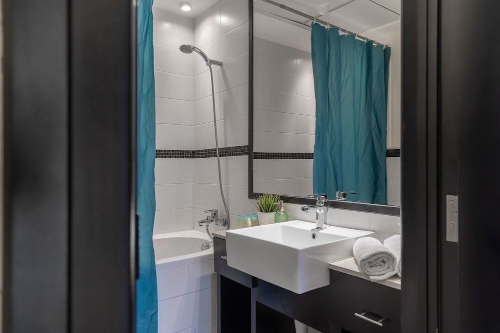 HiGuests - Sky Views   Superior Studio, 1 Queen Bed, City View 8