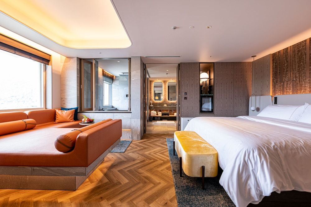 Club Suite, 1 King Bed (View)