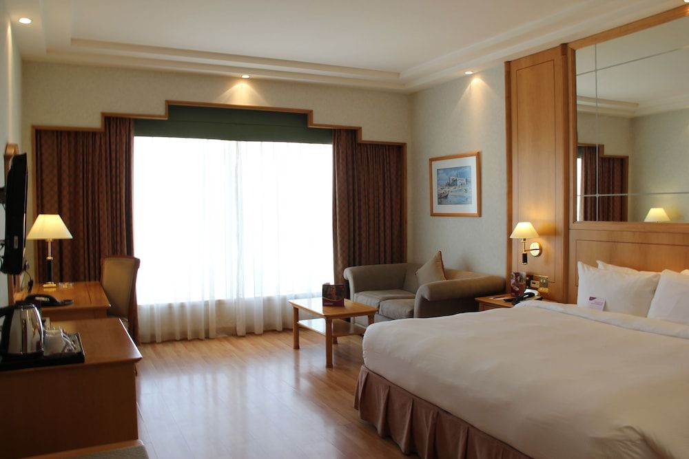 Millennium Downtown Standard Room, 1 King Bed 4