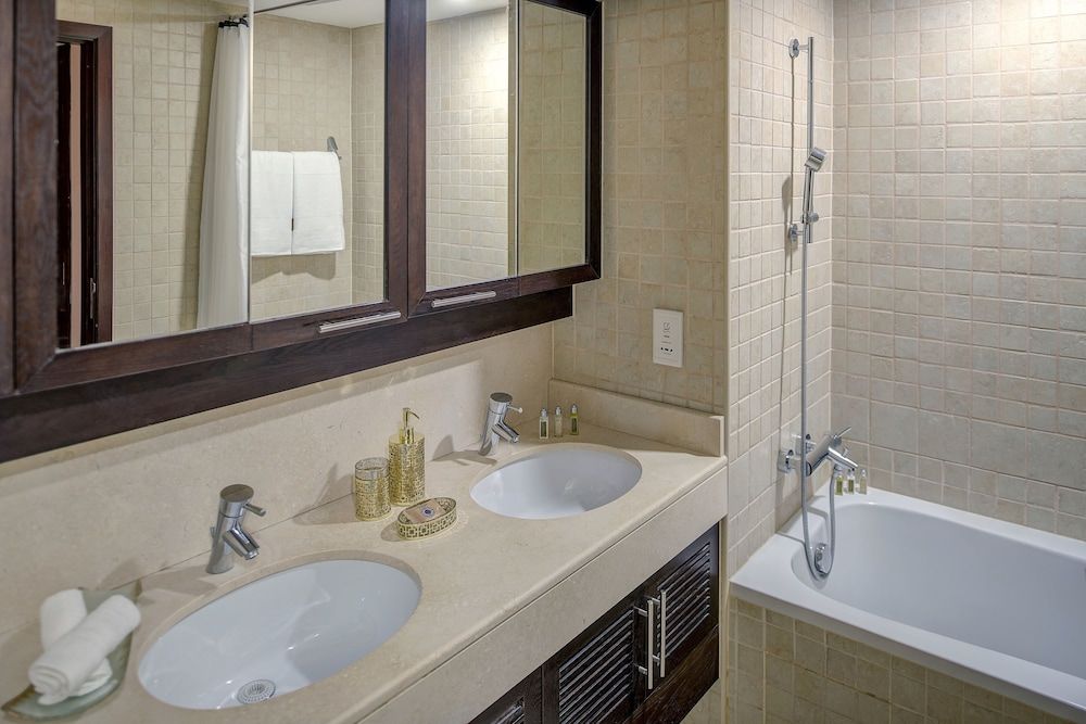 Luxury Staycation - The Residences Tower Design Apartment, 2 Bedrooms, City View, Overwater 5