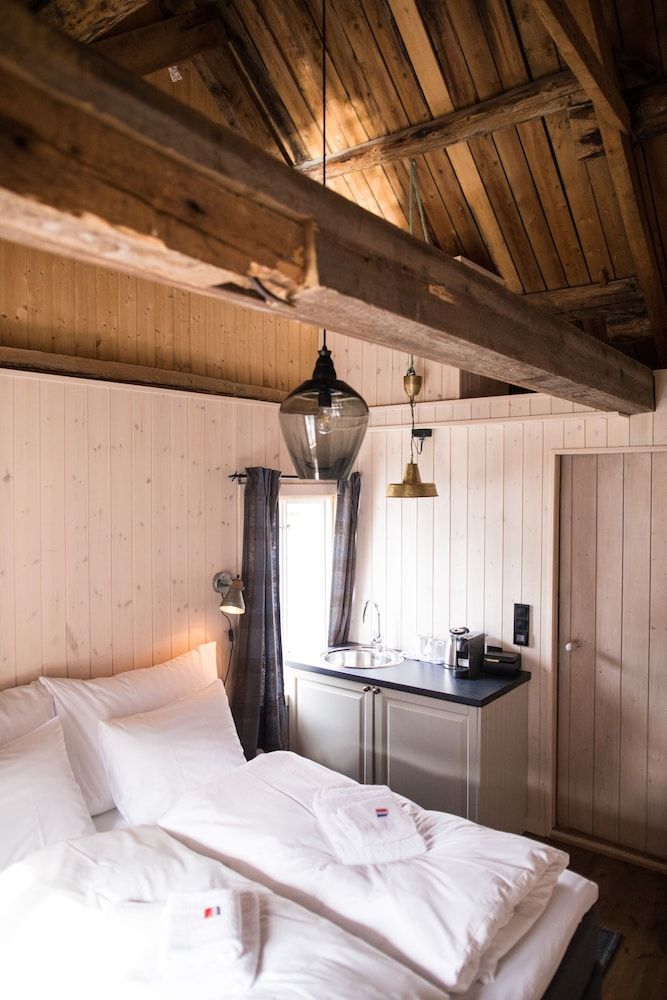 1-bedroom Deluxe rorbu cabin with sea view - no cooking facilities