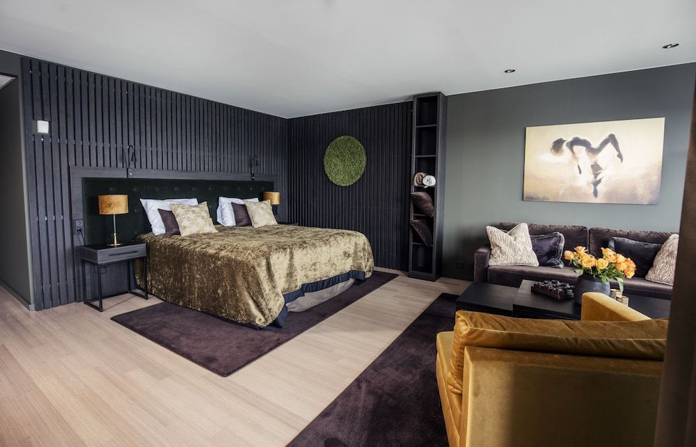 Suite, Lake View