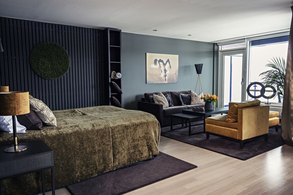 Suite, Lake View