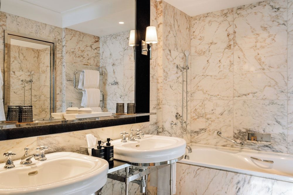 Four Seasons Hotel Ritz Lisbon Deluxe Room, 1 King Bed, City View 4