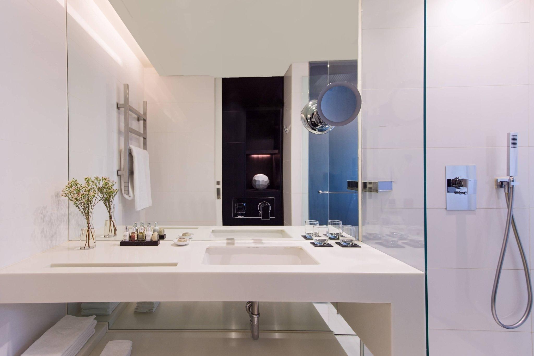 THE PLAZA Seoul, Autograph Collection Deluxe Guest room, 2 Twin, City view 3