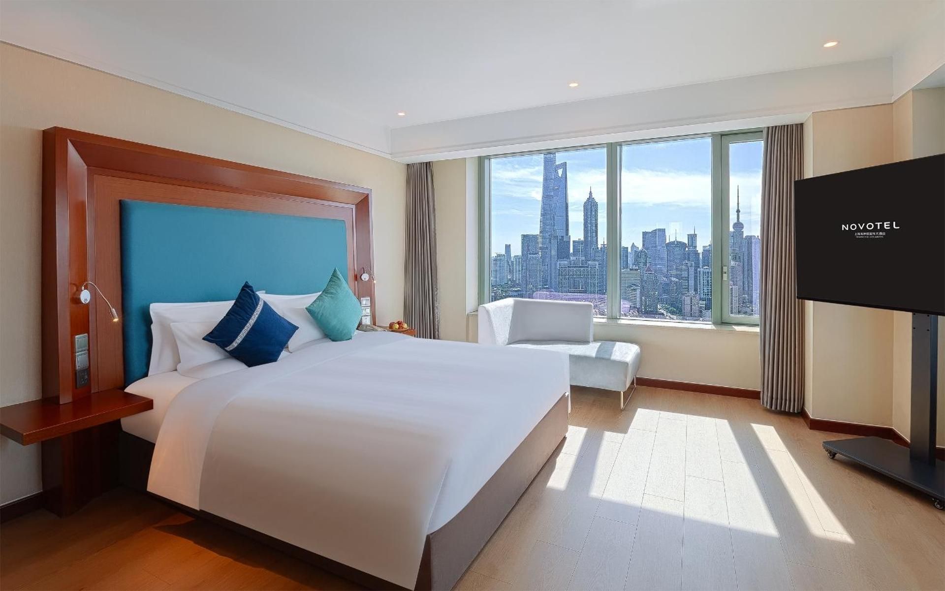 Novotel Shanghai Atlantis Superior Room with one king-size bed 2