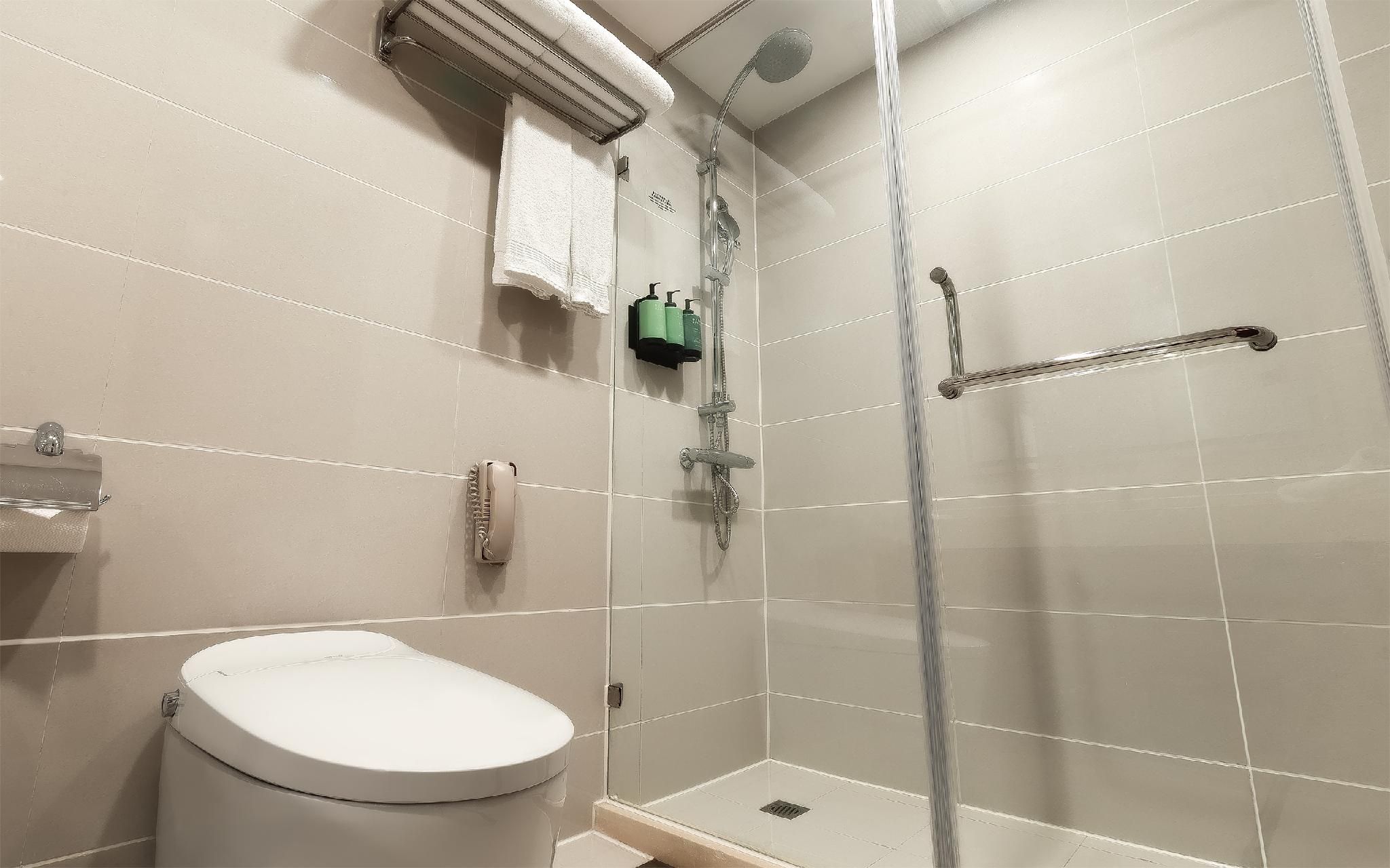 Novotel Shanghai Atlantis Superior Room with one king-size bed 3