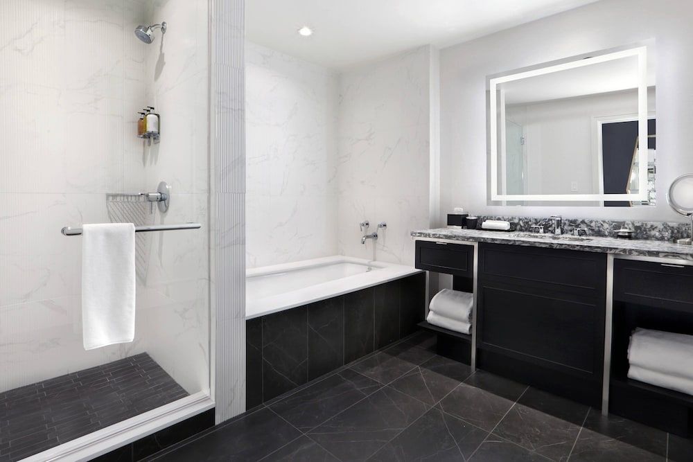 The Gwen, a Luxury Collection Hotel, Michigan Avenue Chicago Superior Room, 1 King Bed, Non Smoking 5