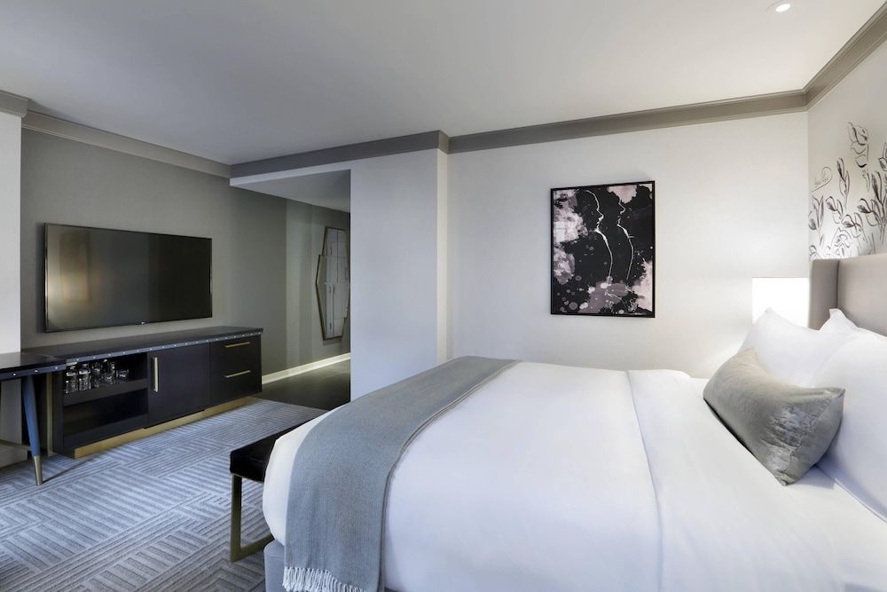 The Gwen, a Luxury Collection Hotel, Michigan Avenue Chicago Superior Room, 1 King Bed, Non Smoking 3