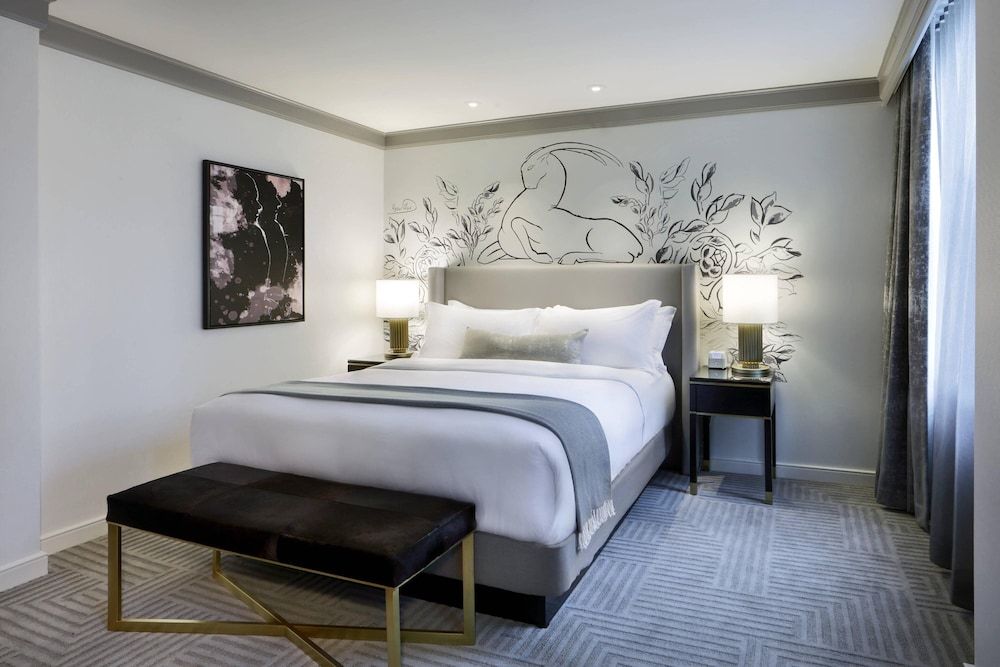 The Gwen, a Luxury Collection Hotel, Michigan Avenue Chicago Superior Room, 1 King Bed, Non Smoking 2