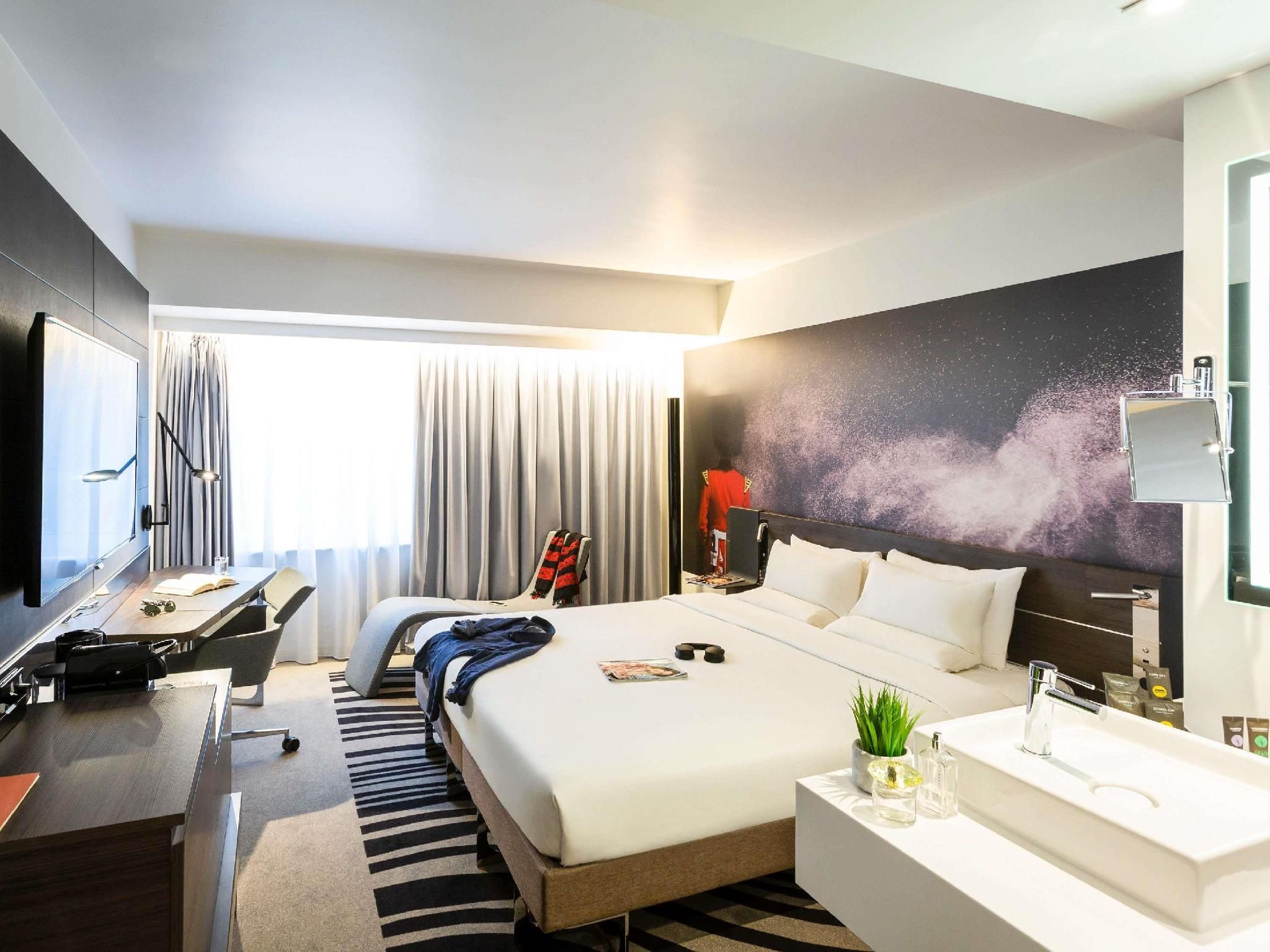 Suite with King bed + convertible sofa