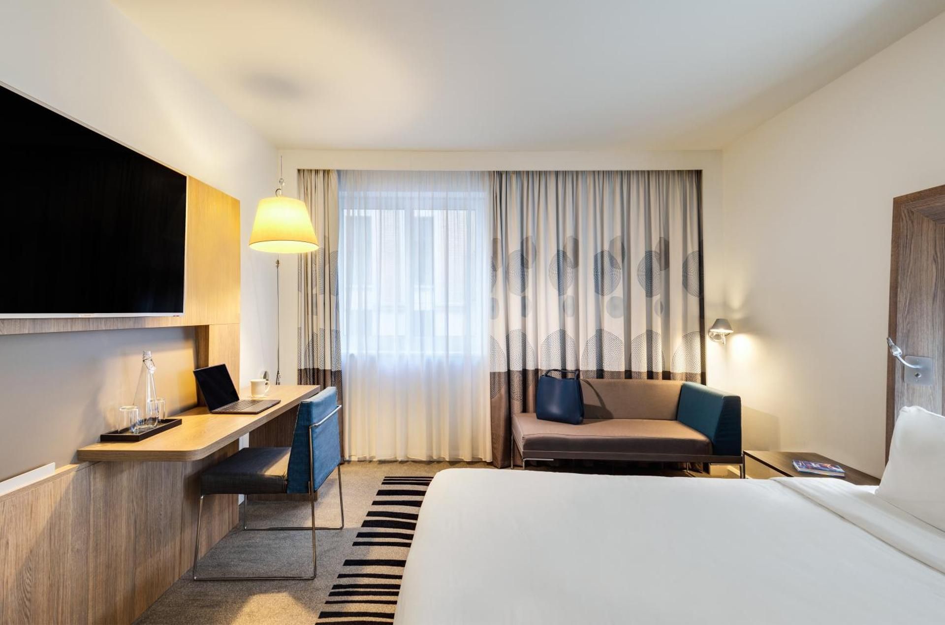 Novotel London Tower Bridge Standard Room with Queen Size Bed 2