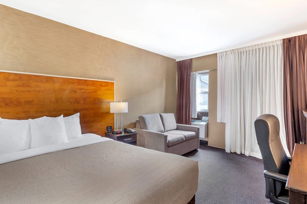 Quality Inn Toronto Airport Standard Room, 1 King Bed, Non Smoking 2